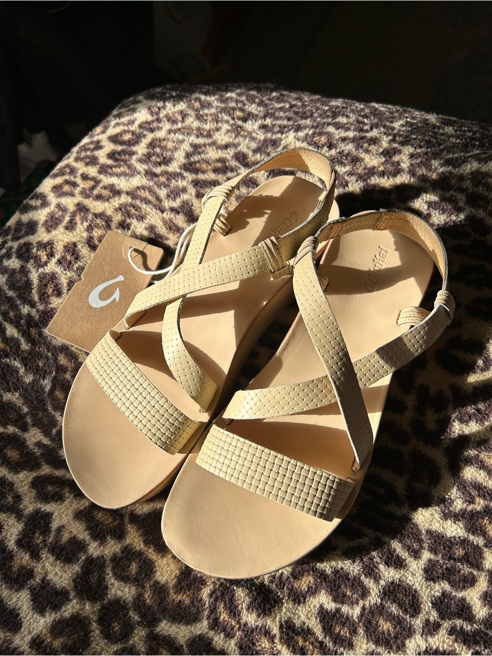 Olukai  NWT Women’s Beige Strappy Sandals - Picture 4 of 4